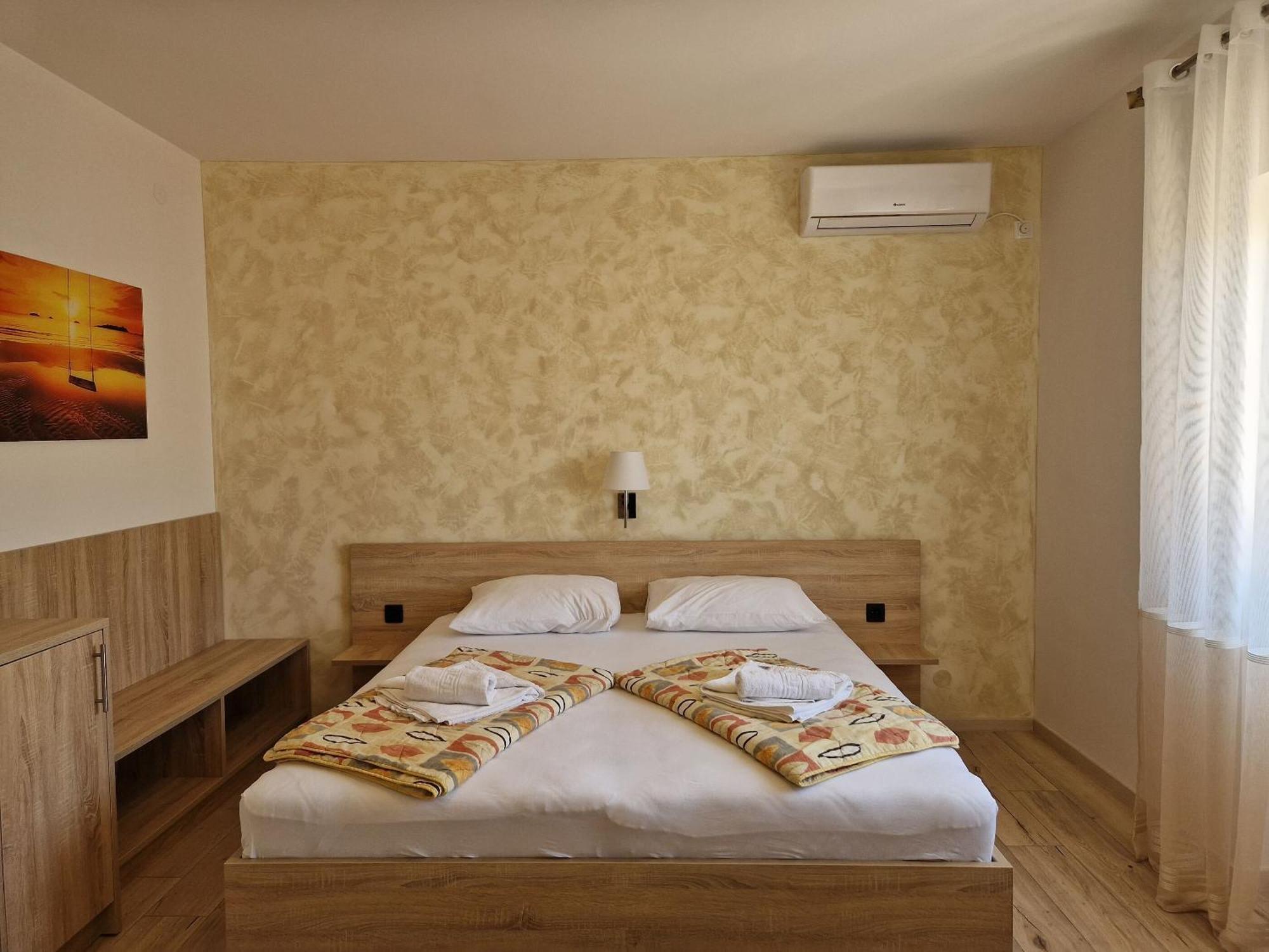 Apartment And Rooms Amenka Novalja Εξωτερικό φωτογραφία