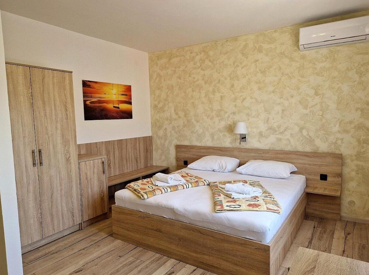 Apartment And Rooms Amenka Novalja Εξωτερικό φωτογραφία