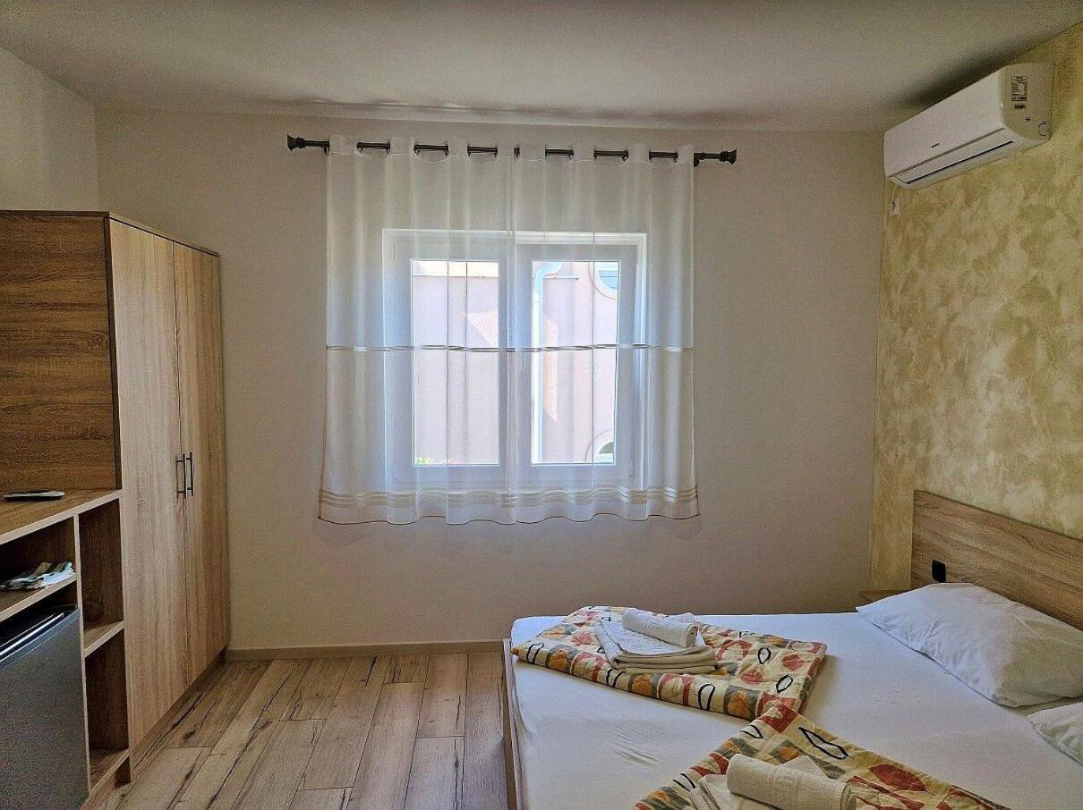 Apartment And Rooms Amenka Novalja Εξωτερικό φωτογραφία