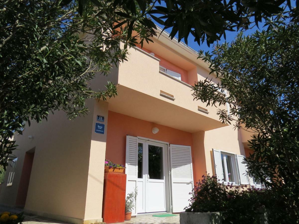 Apartment And Rooms Amenka Novalja Εξωτερικό φωτογραφία